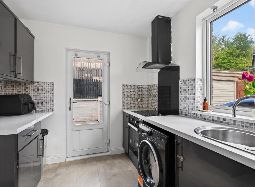 566 Saintfield Road, Belfast, BT8 8BL