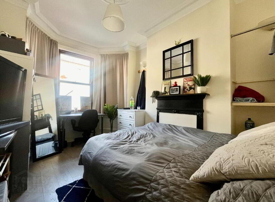 27 Sandhurst Gardens, Belfast, BT9 5AW