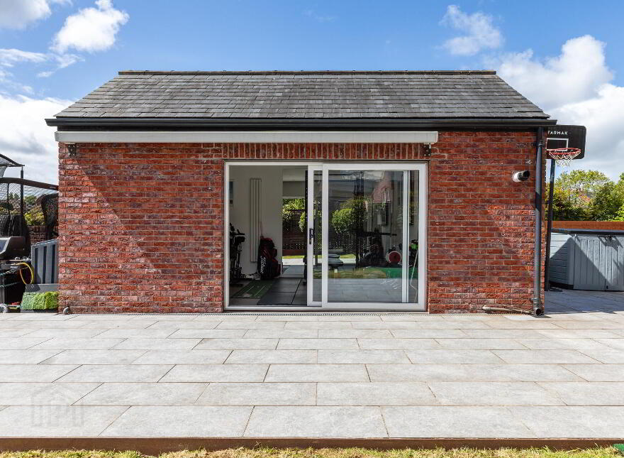 8 Breton Drive, Lisburn, BT28 3ZA