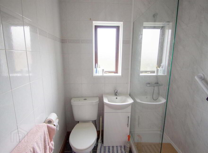 Apt, 190 Bingnian Drive, Glen Road, Belfast, BT11 8JD