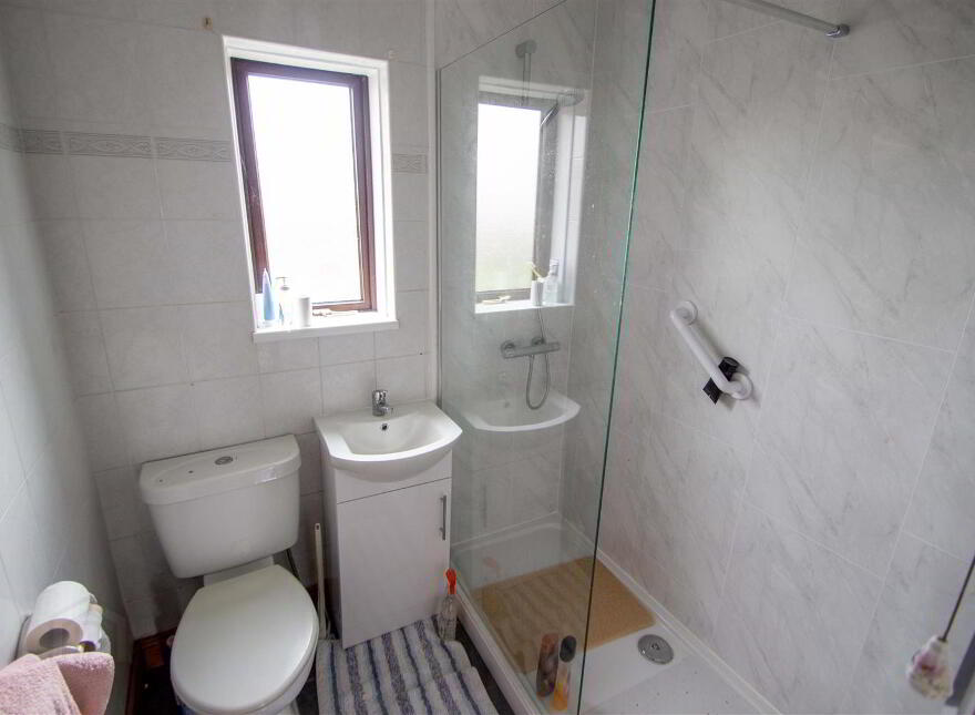 Apt, 190 Bingnian Drive, Glen Road, Belfast, BT11 8JD