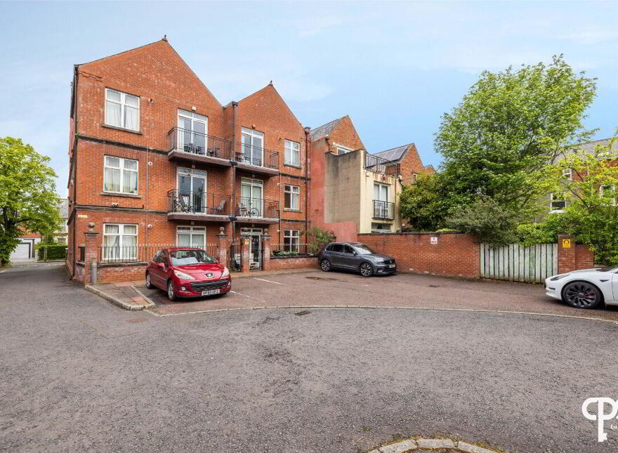 52E Wellington Park, Belfast, BT9 6DP