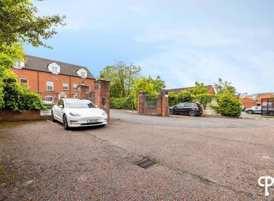52E Wellington Park, Belfast, BT9 6DP