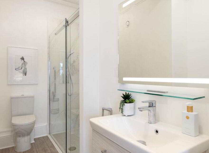 Apt 11, Anglesea, Crofton Road, Dún Laoghaire, Dun Laoghaire, A96XW7W