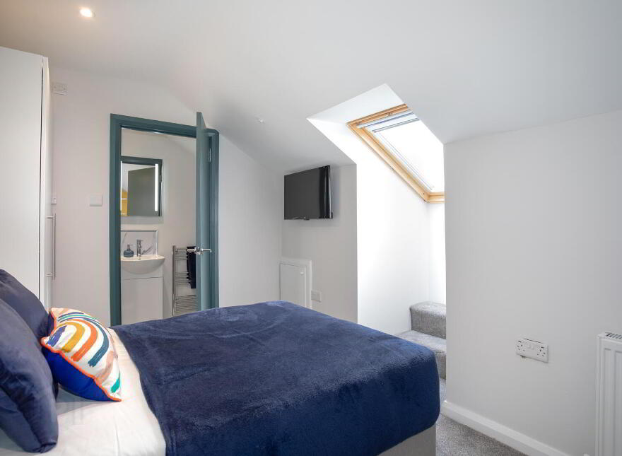 Room 4, Epworth Street, Belfast, BT5 4QR