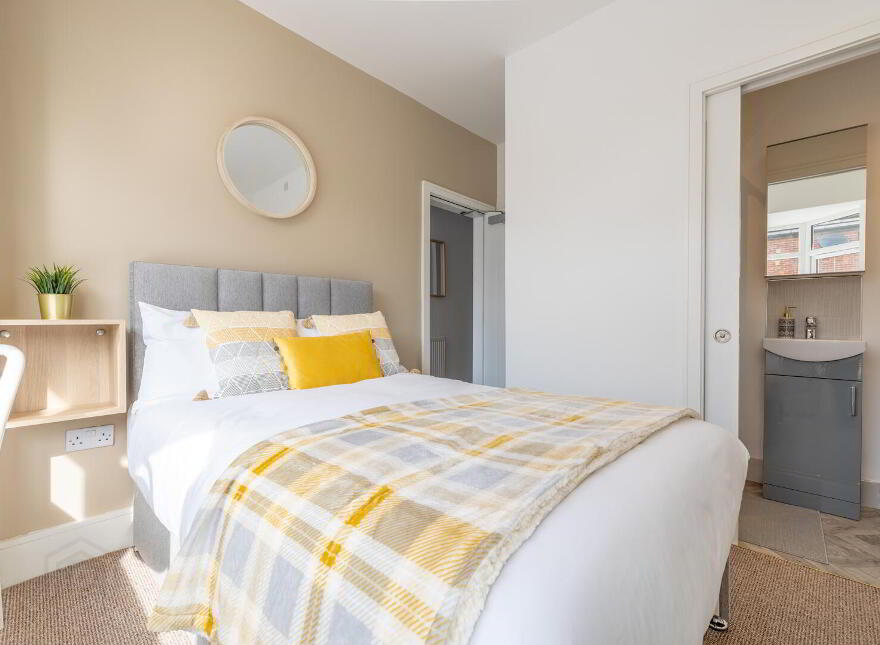 Room 1, Woodcot Avenue, Belfast, BT5 5JA