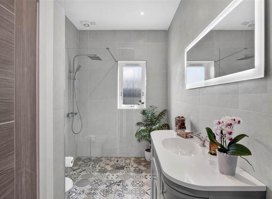 Broughmore, 270B Moira Road, Lisburn, BT28 2TU