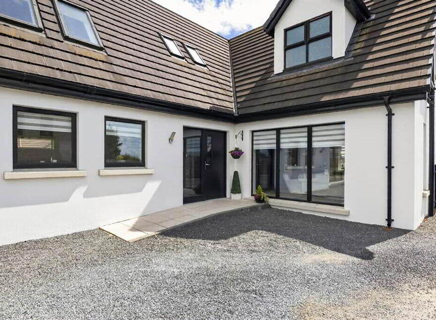 Broughmore, 270B Moira Road, Lisburn, BT28 2TU