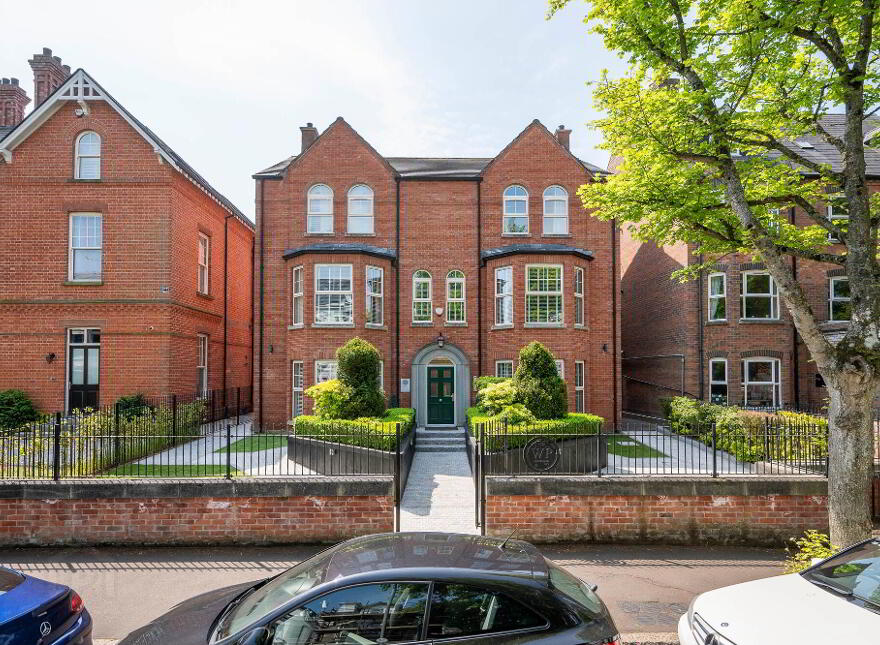 34a Wellington Park, Belfast, BT9 6DN