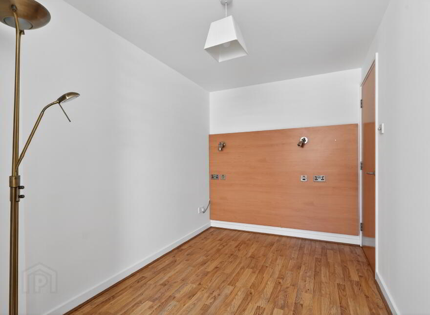 81 Queens Square, Belfast, BT1 3FF