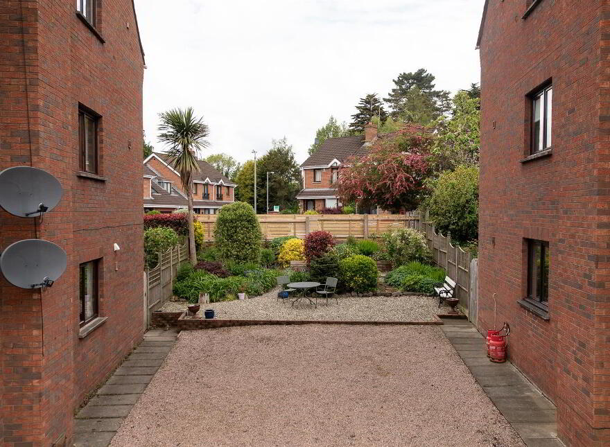 14 The Pines, Hillsborough, BT26 6NT