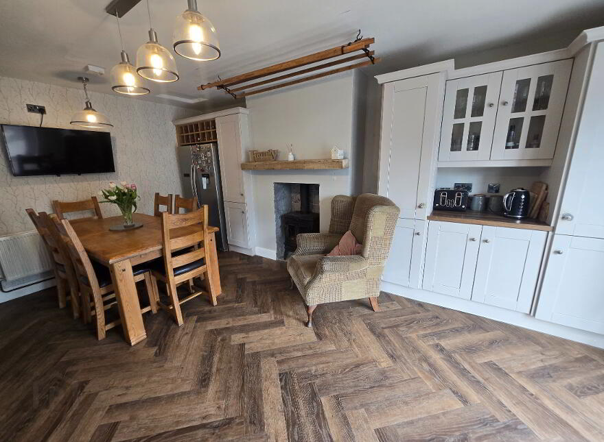 5 BEDROOM HOUSE, 8 Main Street, Dromore, BT78 3AA