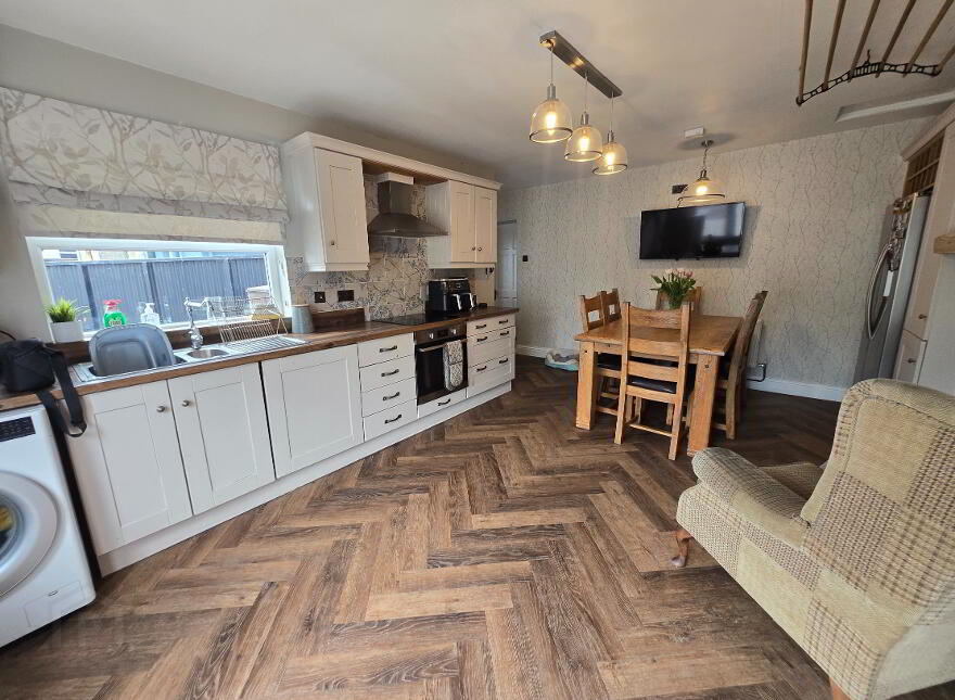 5 BEDROOM HOUSE, 8 Main Street, Dromore, BT78 3AA