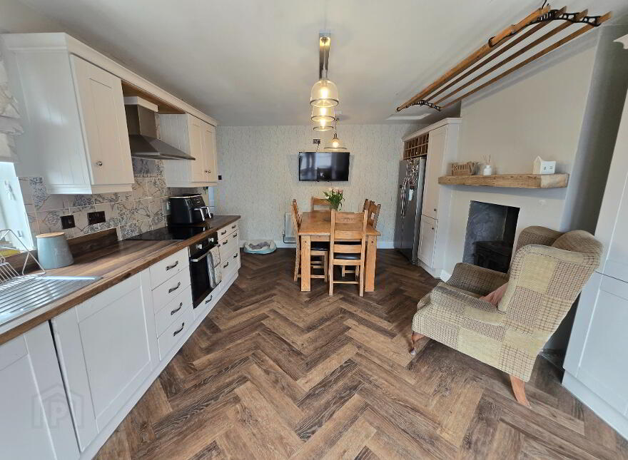 5 BEDROOM HOUSE, 8 Main Street, Dromore, BT78 3AA