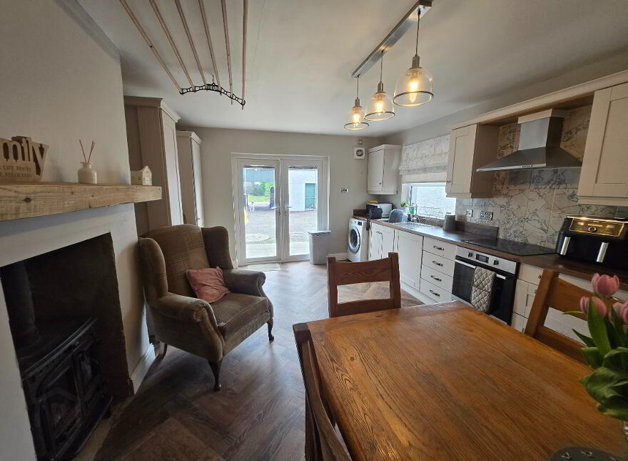5 BEDROOM HOUSE, 8 Main Street, Dromore, BT78 3AA