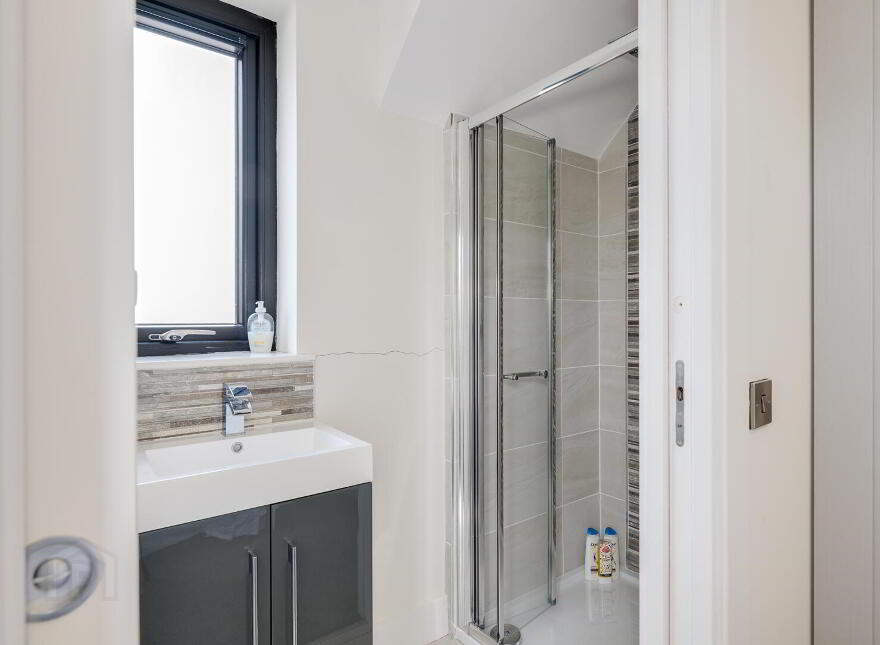 Apt 2, 63 Beach Road, Portballintrae, Bushmills, BT57 8RT