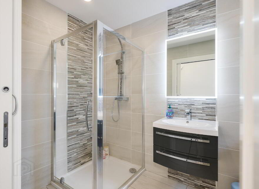 Apt 2, 63 Beach Road, Portballintrae, Bushmills, BT57 8RT