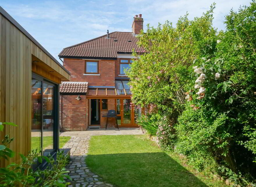 32 Queensberry Park, Rosetta, Belfast, BT6 0HN