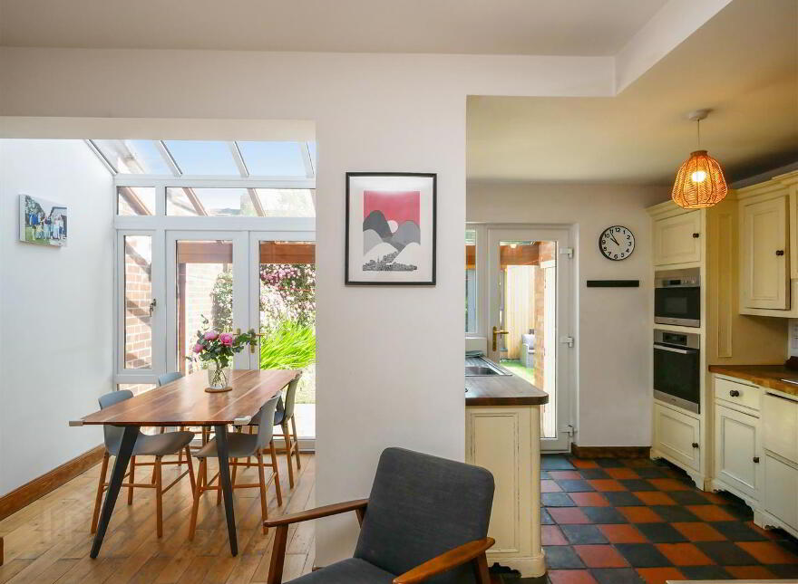 32 Queensberry Park, Rosetta, Belfast, BT6 0HN