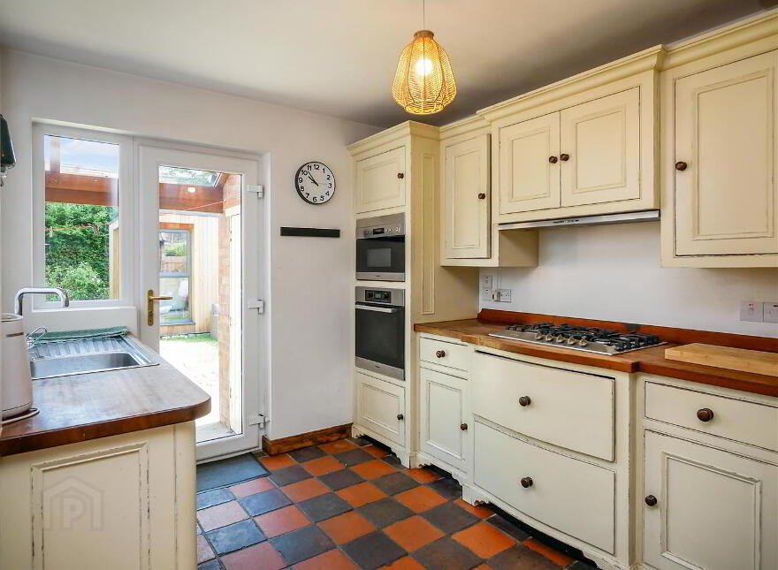 32 Queensberry Park, Rosetta, Belfast, BT6 0HN