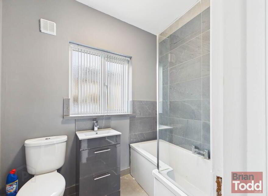 ST Johns Place, Larne, BT40 1TB
