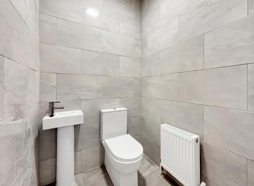 Mill Street, Borrisokane, E45YK64