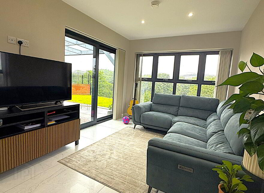 28 Edgehill Park, Lisburn, BT27 5QF