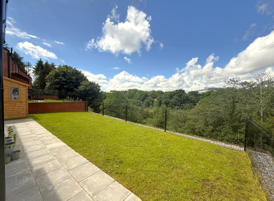 28 Edgehill Park, Lisburn, BT27 5QF