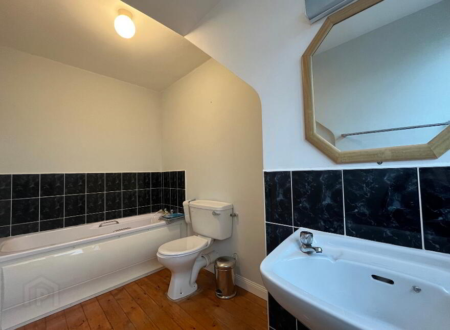 Pier Road, Enniscrone, F26E261