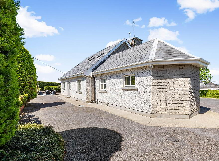 Ovidstown, Donadea, W91Y5A0
