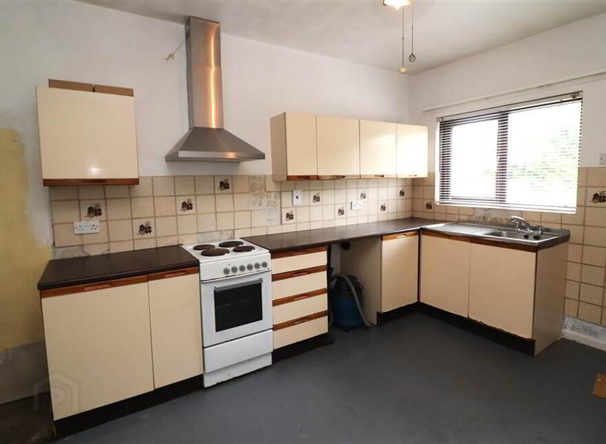 24 Low Road, Lisburn, BT27 4TJ