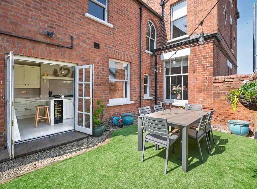 2 Ardlee Avenue, Holywood, BT18 9LT
