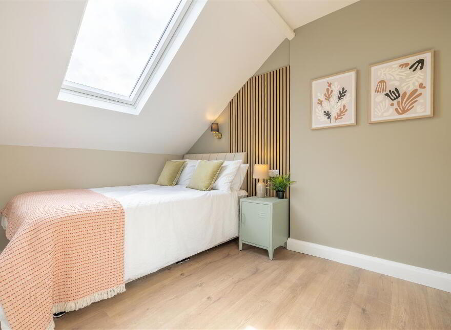 Room 4 28, Glendower Street, Belfast, BT6 8PD