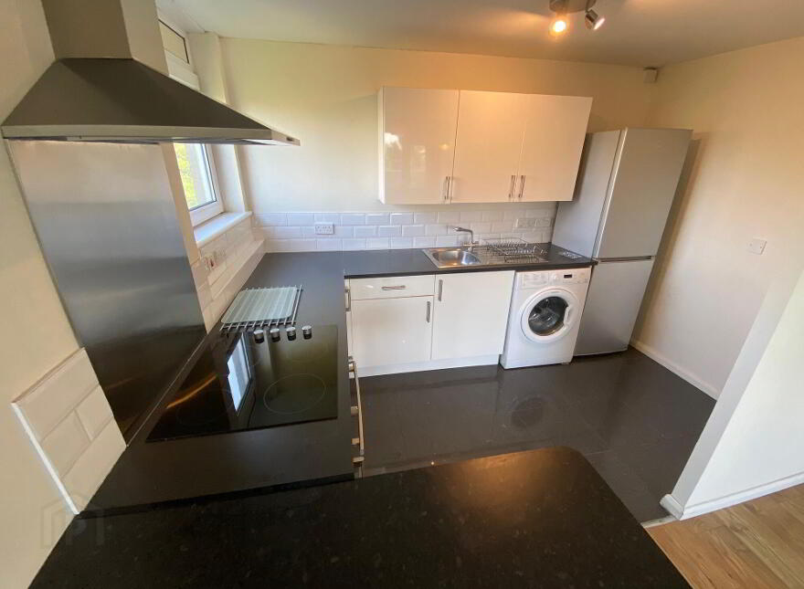 8d Ferndale House, Dunmurry, Belfast, BT17 9DB