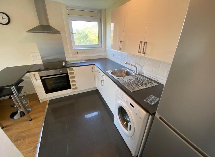 8d Ferndale House, Dunmurry, Belfast, BT17 9DB