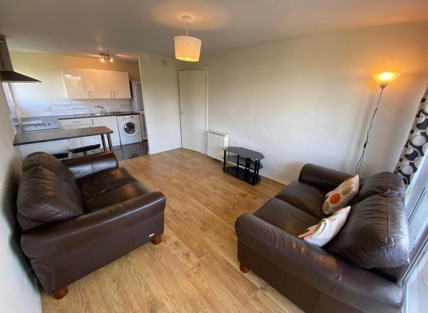 8d Ferndale House, Dunmurry, Belfast, BT17 9DB