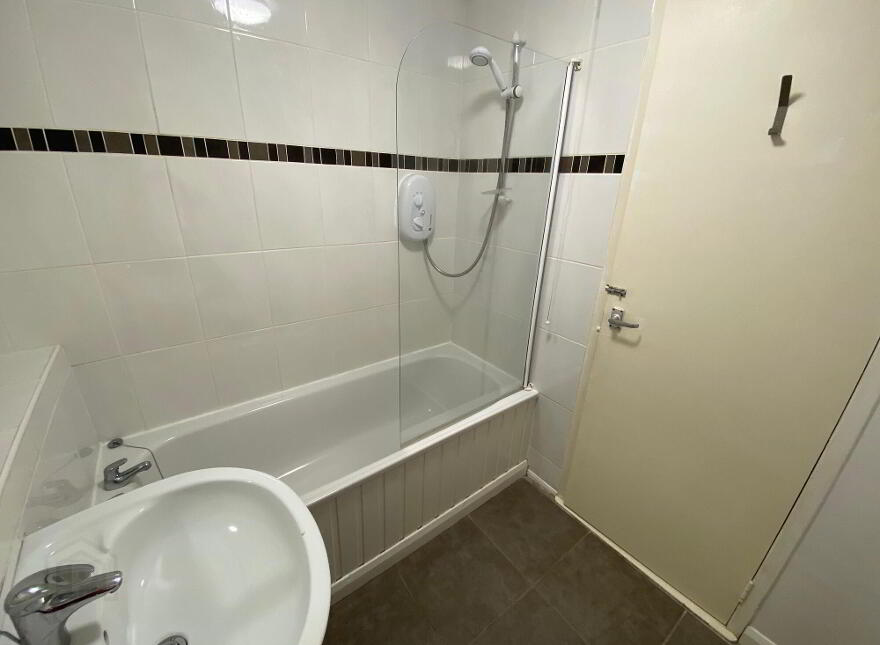 8d Ferndale House, Dunmurry, Belfast, BT17 9DB