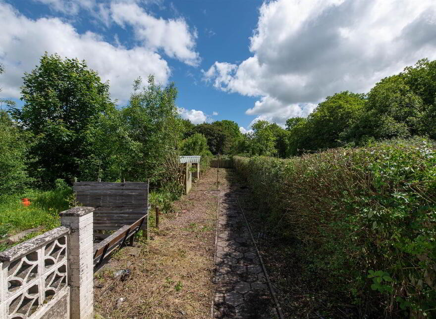 33 Antrim Road, Ballynahinch, BT24 8AN