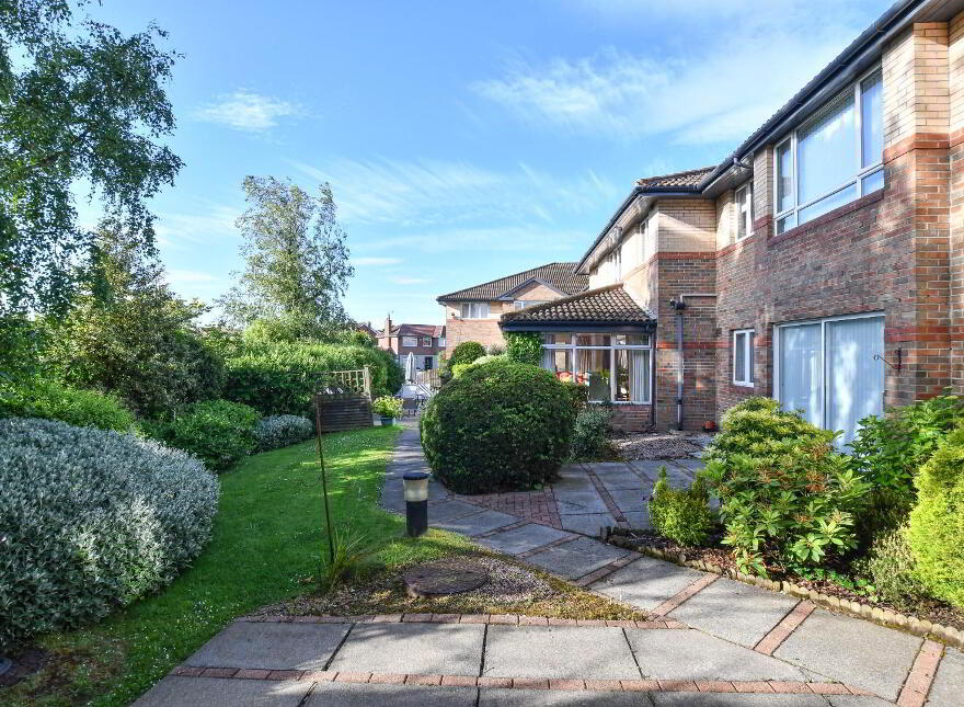 8 Roseville Apartments, Bangor, BT19 1DZ