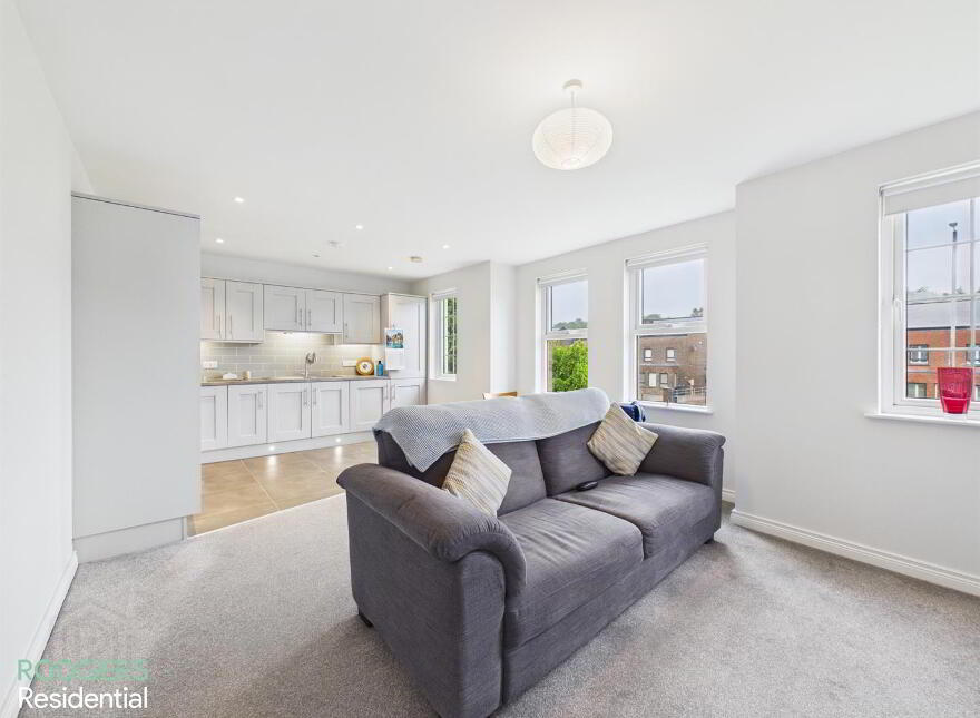Apt 4, 3 Loughan Hall, Dundonald, Castlereagh, Belfast, BT16 2FQ