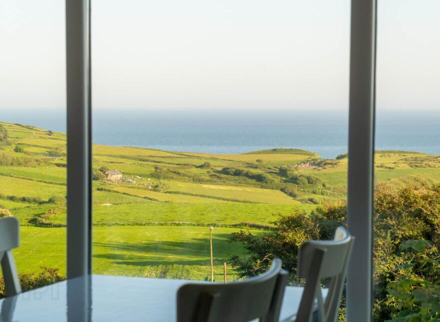 Tim`s Cottage, Kilfinnan, Glandore, P81Y978