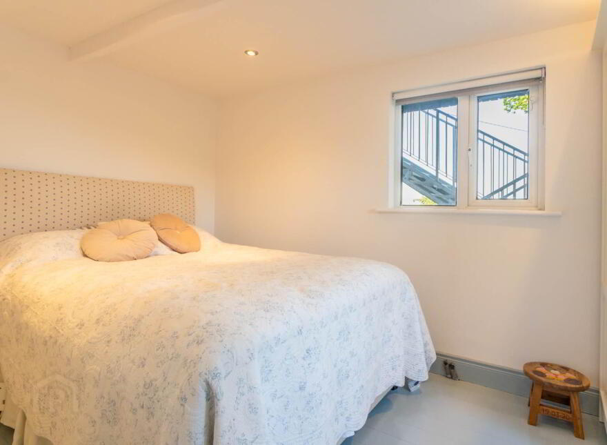 Tim`s Cottage, Kilfinnan, Glandore, P81Y978