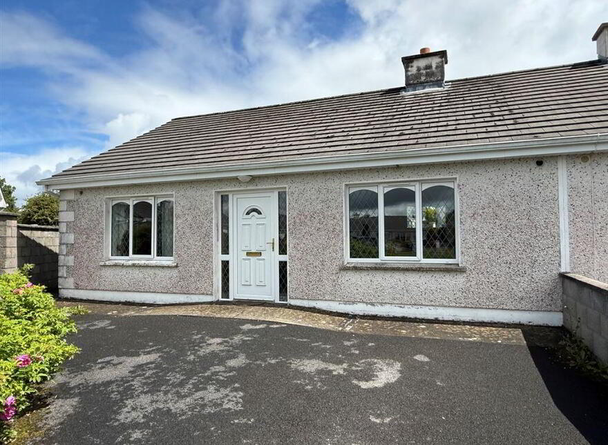 35 Hollywood Grove, Ballaghaderreen, F45Y798