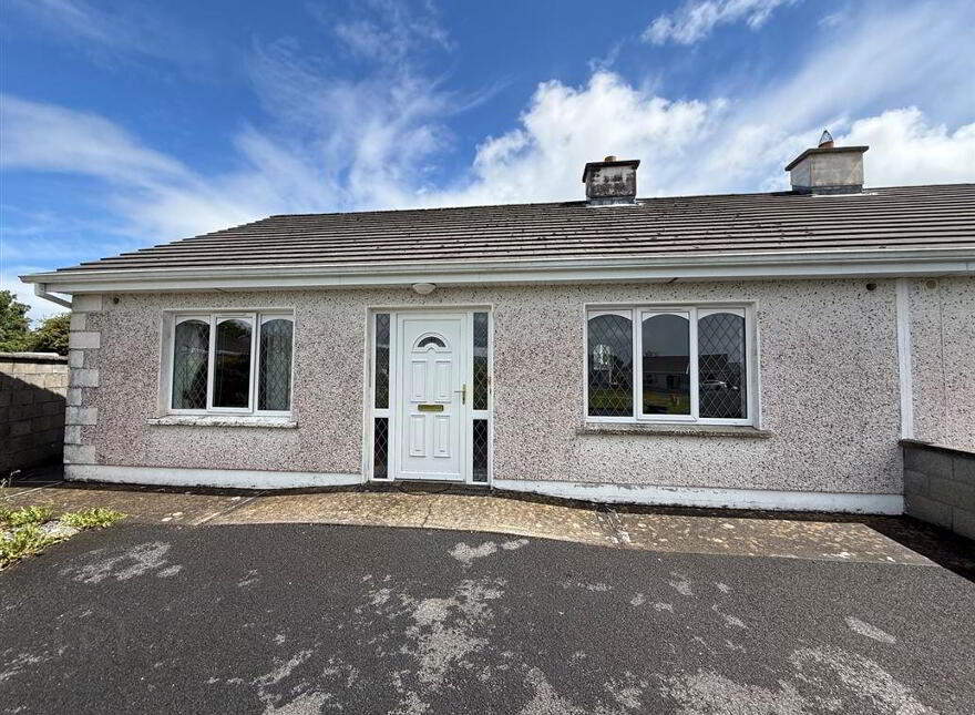 35 Hollywood Grove, Ballaghaderreen, F45Y798