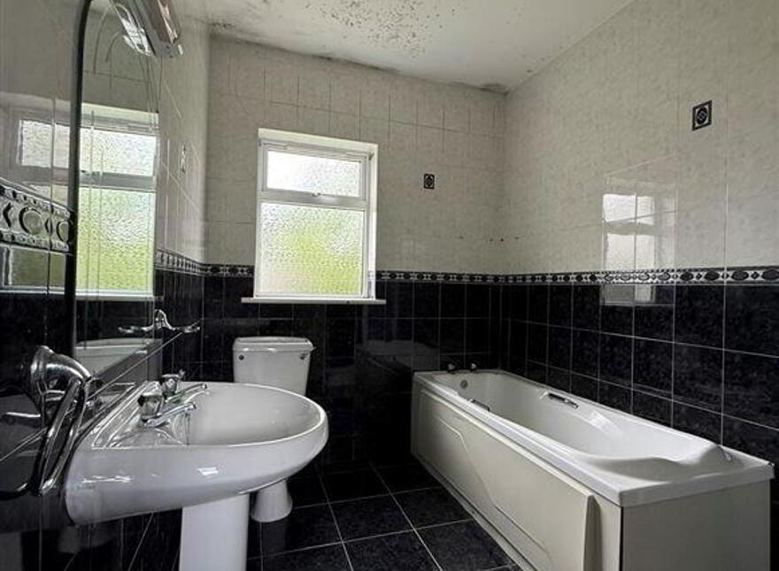35 Hollywood Grove, Ballaghaderreen, F45Y798