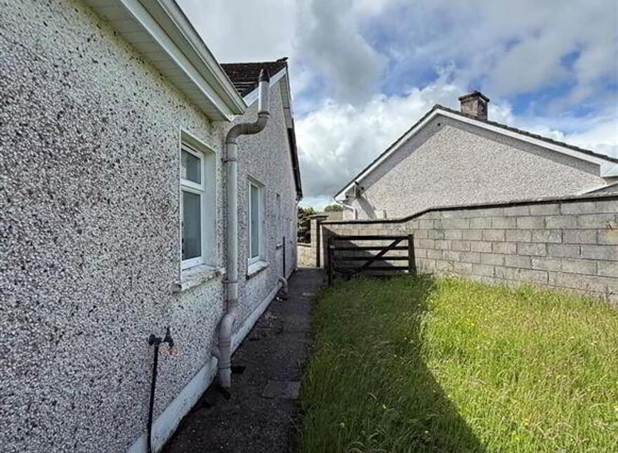 35 Hollywood Grove, Ballaghaderreen, F45Y798