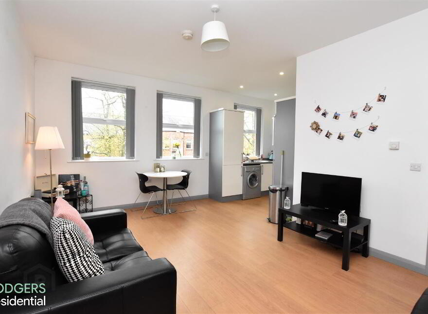 Apt 12, 108-110 Eglantine Avenu, Belfast, BT9 6EU