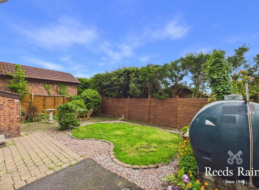 25 Hillview Crescent, Carrickfergus, BT38 8YR