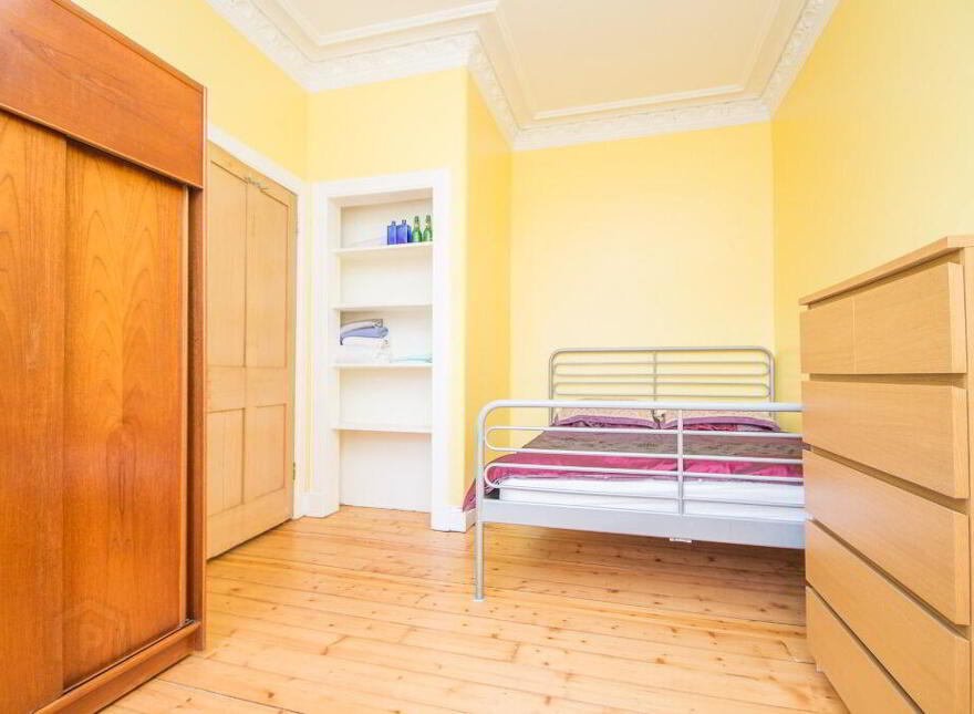 4/4 Kinghorn Place, Edinburgh, EH6 4BN