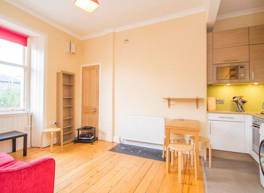 4/4 Kinghorn Place, Edinburgh, EH6 4BN